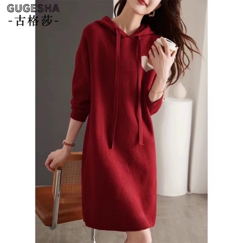 2024 Autumn New Super Beautiful Red Long-Sleeved Dress for Women Designed with Coat, Bottoming Sweater Skirt