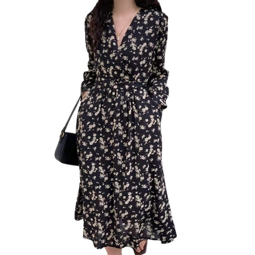 2024 new autumn French style design niche slim hottie v-neck black floral dress for women