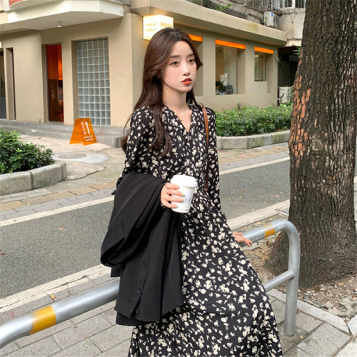 French tea break black long-sleeved dress for women autumn 2024 spring and autumn new high-end Hepburn style waist long dress