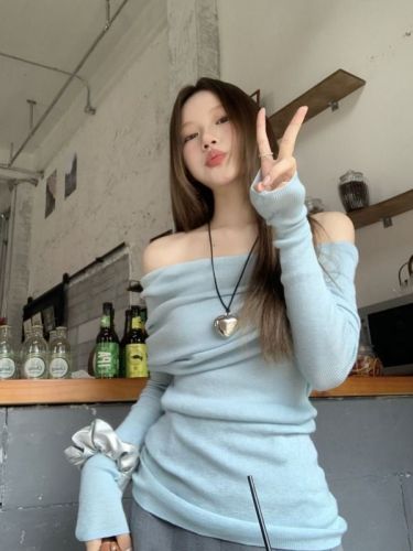 Actual shot of one-line collar, off-shoulder sweater, gentle pure desire, slim-fitting pullover, long-sleeved slimming top