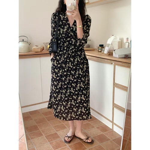 2024 new autumn French style design niche slim hottie v-neck black floral dress for women