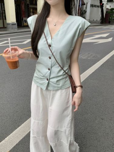 Actual shot of French-style design sleeveless top for women, waist-cinching pleated V-neck waistcoat, slim waistcoat vest