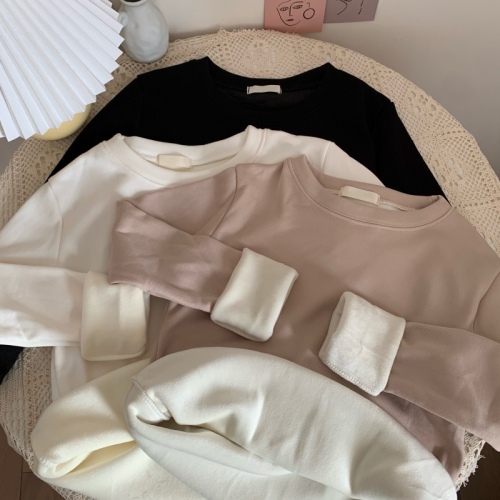 Winter thickened velvet and versatile round neck T-shirt, simple to wear outside and with a solid color bottoming top inside