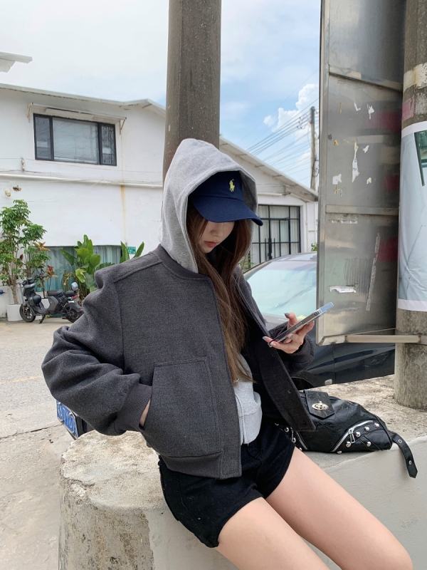 Autumn gray long-sleeved baseball uniform design round neck short woolen jacket