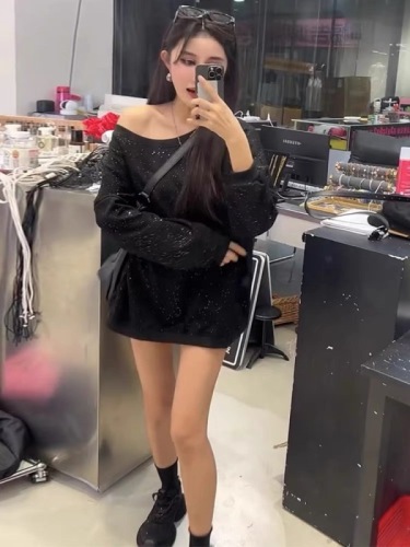 Retro glittery off-the-shoulder slant-neck sweatshirt for women 2024 autumn new design loose slimming western style top