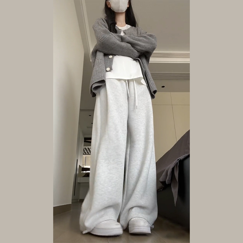 New age-reducing autumn clothing for small people with a complete set of women's early autumn slimming and flesh-covering casual two-piece set