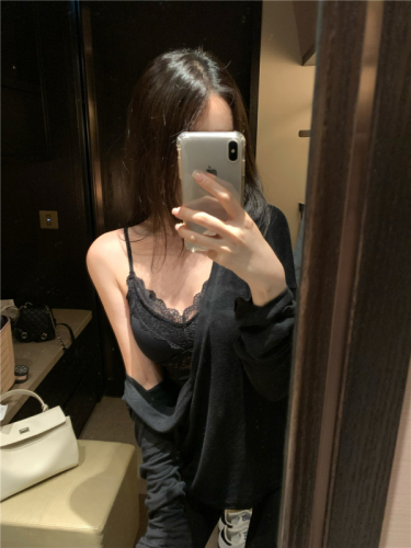 Real shot of thin slightly see-through deep v-neck long-sleeved T-shirt for autumn loose lazy top lace suspenders with built-in chest pad set