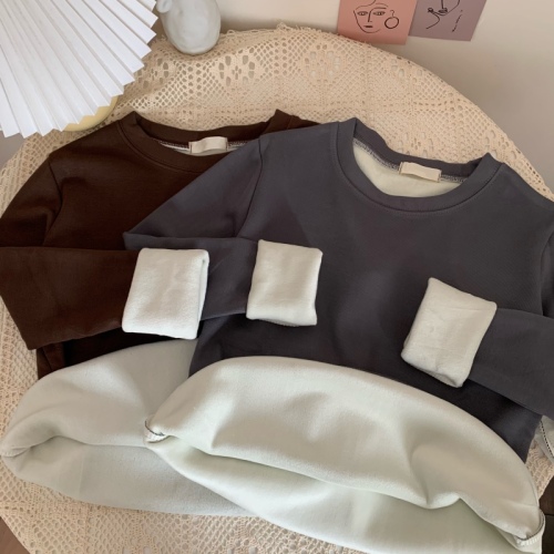 Winter thickened velvet and versatile round neck T-shirt, simple to wear outside and with a solid color bottoming top inside