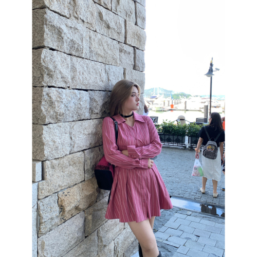 Annie Buhuo is a beautiful and charming autumn pleated temperament waist design V-neck striped long-sleeved dress