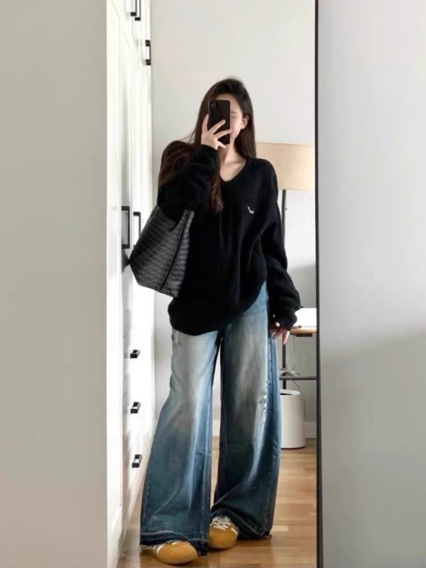 Popular black pullover loose V-neck embroidered sweater for women in autumn and winter