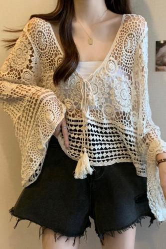 Large size hollow knitted blouse for women 2024 loose sun protection air-conditioning shirt design with lace crochet