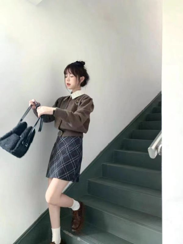 A complete set of tea-style outfits, new winter clothing, early autumn women's clothing, college style, playful, lively and age-reducing two-piece suit