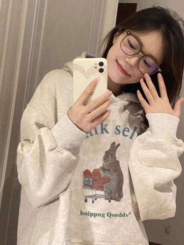 Gray long-sleeved off-shoulder sweatshirt for women, new autumn Korean style loose lazy style round neck hooded top