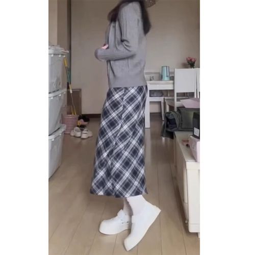 Large size fat high-waist slim plaid skirt for women with pear-shaped figure in autumn and winter A-line long skirt that covers the buttocks