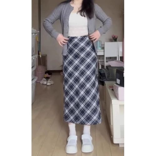 Large size fat high-waist slim plaid skirt for women with pear-shaped figure in autumn and winter A-line long skirt that covers the buttocks