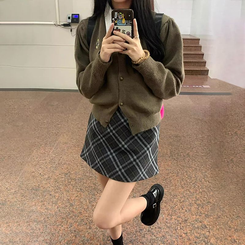 American retro plaid hip-hugging short skirt for women, new autumn and winter design niche slimming A-line skirt