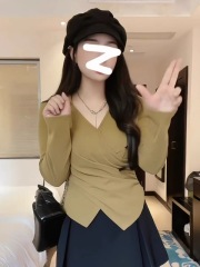 Large size v-neck long-sleeved bottoming shirt for autumn and winter fat mm, designed to look slim and cover the flesh, with thickened German velvet double-sided brushing