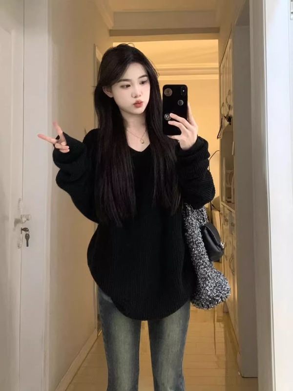 Early autumn new black V-neck sweater for women, autumn and winter lazy style, chic and unique niche knitted top