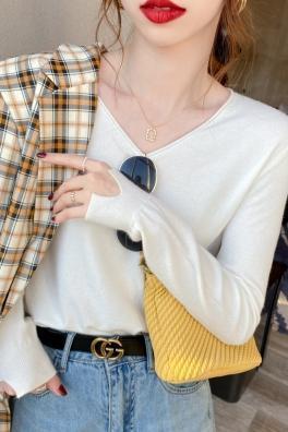 Bottoming shirt for women in spring and autumn, long-sleeved spring clothing, new style, thin style, popular online knitted v-neck top