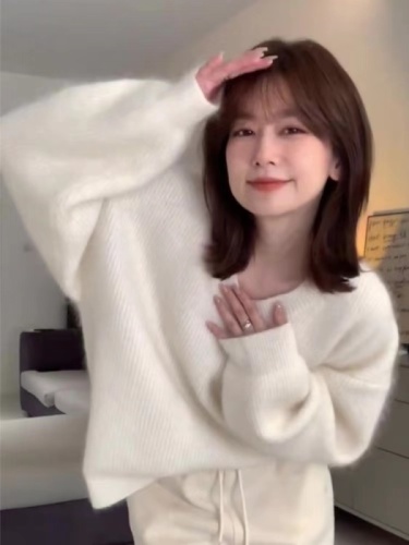 White V-neck raccoon velvet sweater for women in autumn and winter soft and waxy loose design niche lazy inner sweater top