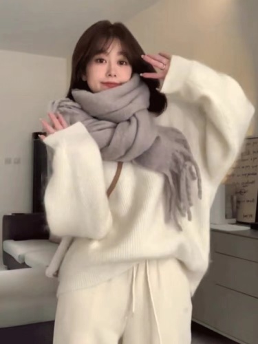 White V-neck raccoon velvet sweater for women in autumn and winter soft and waxy loose design niche lazy inner sweater top