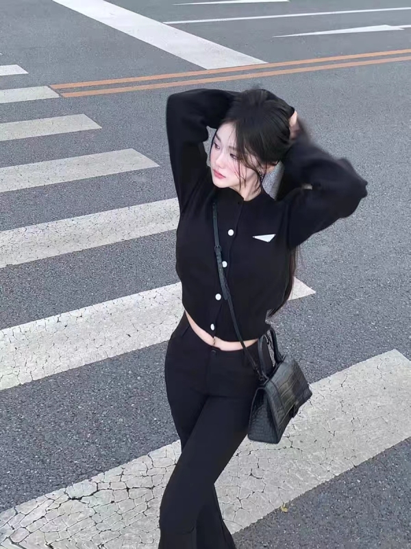 Early spring high-end and super nice knitted sweater cardigan chic Korean style ins sweet and cool hot girl wears short top