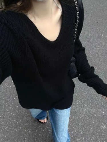 Lazy style retro Japanese niche design new popular black v-neck sweater for women to wear in autumn and winter