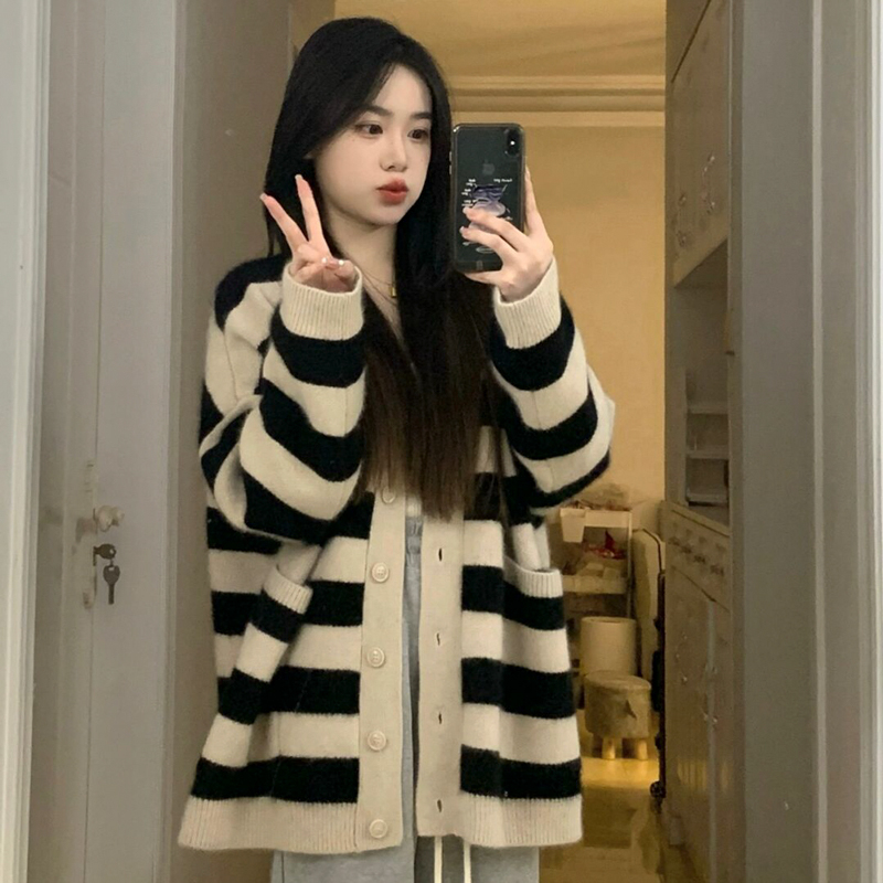 Autumn and winter lazy style high-end retro Japanese sweater coat women's French design niche striped knitted cardigan