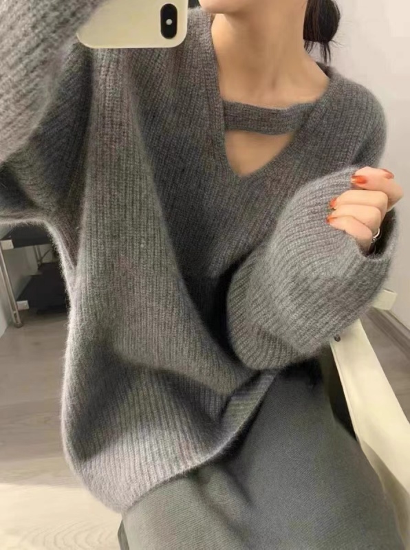 Gray v-neck hollow pullover knitted sweater for women in autumn and winter, thickened design, niche, high-end and lazy style