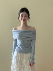 New style that can be salty or sweet, pure and sexy, sweet one-shoulder fashion bottoming shirt + craft pleated large hem skirt suit