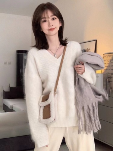 White V-neck raccoon velvet sweater for women in autumn and winter soft and waxy loose design niche lazy inner sweater top