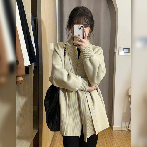 Hong Kong style retro chic sweater jacket for women in autumn and winter new style Japanese lazy retro knitted cardigan thickened