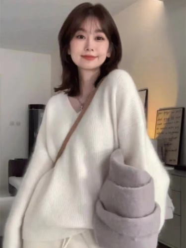 White V-neck raccoon velvet sweater for women in autumn and winter soft and waxy loose design niche lazy inner sweater top