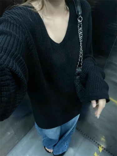 Lazy style retro Japanese niche design new popular black v-neck sweater for women to wear in autumn and winter