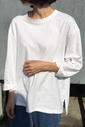 White long-sleeved T-shirt for women in autumn and winter, solid color inner layering shirt, loose layered sweatshirt, mid-length top