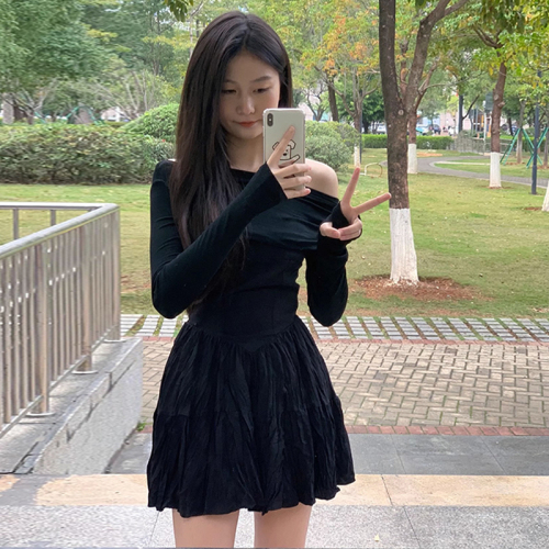 Early autumn new women's long-sleeved black dress French Hepburn one-shoulder temperament little black dress