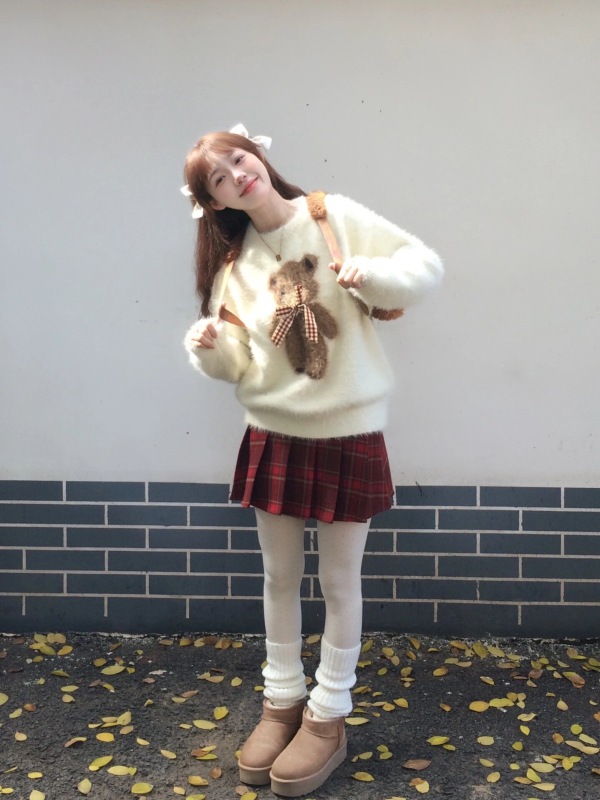 American round neck bear sweater for women in autumn and winter, loose outer wear, lazy style design, niche pullover sweater top