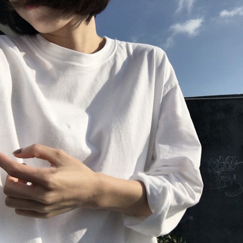 White long-sleeved T-shirt for women in autumn and winter, solid color inner layering shirt, loose layered sweatshirt, mid-length top