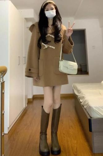 Horn button woolen coat for women in autumn and winter new popular Hepburn style high-end short coat for small people