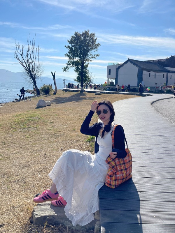 Women's 2024 new style beautiful little skirt seaside beach skirt white cake dress early spring suit