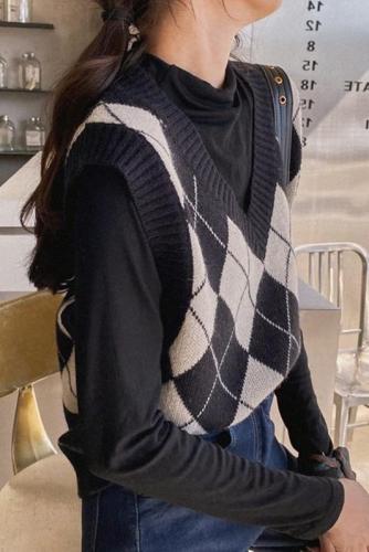 New autumn and winter v-neck tops, layered sweaters, vests, plaid knitted vests for women, college style