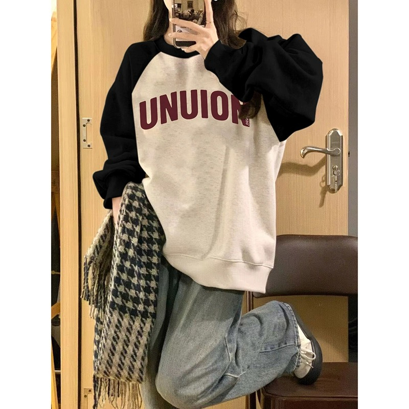 Raglan spliced ​​round neck sweatshirt with lettering print, raw Chinese cotton composite milk silk