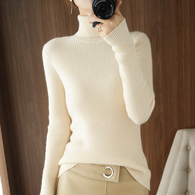 Beige slimming turtleneck sweater paired with a thickened gentle style retro pullover bottoming shirt