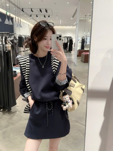 Actual shot and real price~ Early autumn new style plaid splicing long-sleeved sweatshirt + half body slimming short skirt miu series suit for women