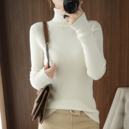 Beige slimming turtleneck sweater paired with a thickened gentle style retro pullover bottoming shirt