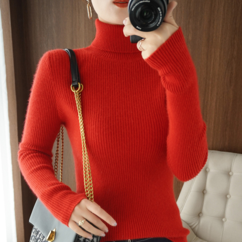 Beige slimming turtleneck sweater paired with a thickened gentle style retro pullover bottoming shirt