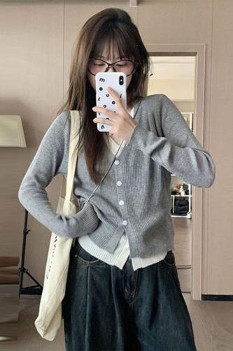 Fake two-piece knitted sweater for women, spring and autumn new style, early autumn inner layering shirt, long-sleeved top, niche design