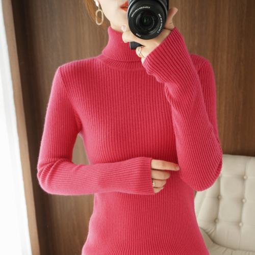 Beige slimming turtleneck sweater paired with a thickened gentle style retro pullover bottoming shirt