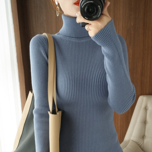 Beige slimming turtleneck sweater paired with a thickened gentle style retro pullover bottoming shirt