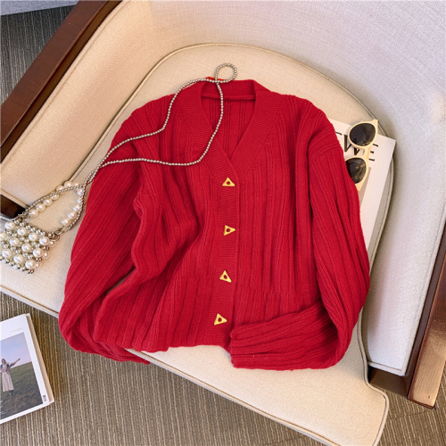 High-end red V-neck metal buckle knitted cardigan for women in autumn new style fashionable short sweater jacket